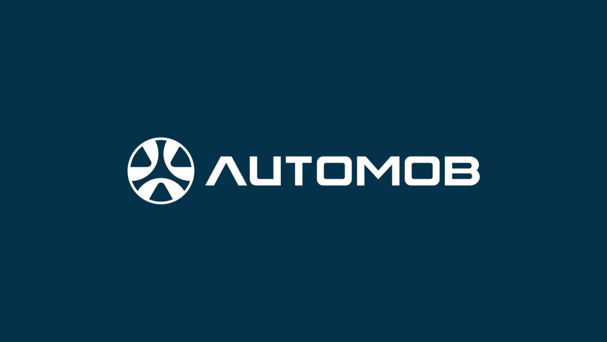 Logotipo da Automob em branco sobre fundo azul-marinho
